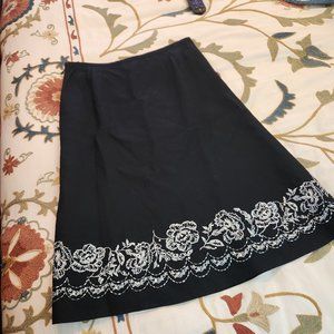 ANN TAYLOR LOFT BLACK SKIRT w SILVER METALIC FLORAL DESIGN-BEADING AT HEM SIZE 2